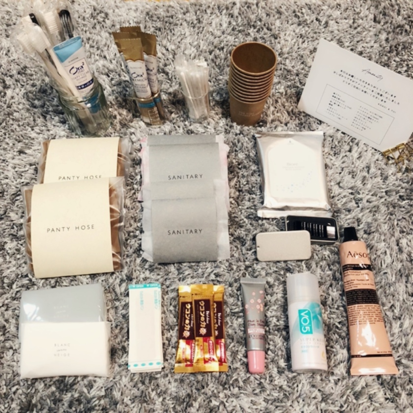 アメニティ入れにも良さそう！100均の〔ハート型リップスタンド〕が可愛いとバズり中♡にて紹介している画像