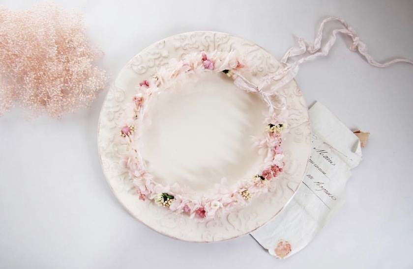 How Can You Stylishly Wear a Flower Crown Like Brides Abroad? ♡にて紹介している画像