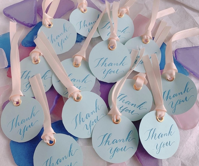 What Designs Are You Preparing? 22 Adorable and Stylish "Thank You Tags" from Real Brides ✨にて紹介している画像