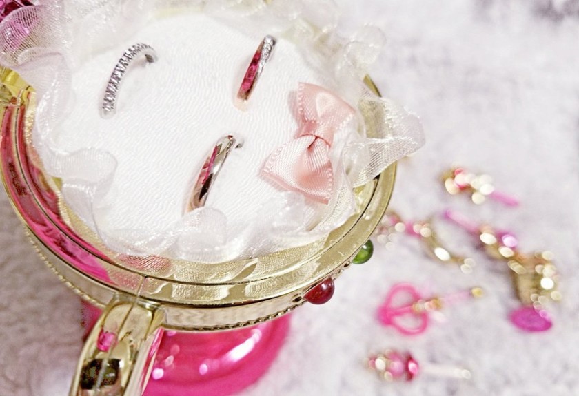 "Sealing Your Vows: The Beautiful Touch of the 'Engagement Cover Ceremony' Where You Add Your Engagement Ring After Exchanging Wedding Rings!"にて紹介している画像