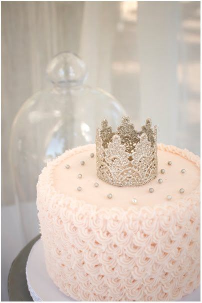 Adorable Wedding Cake Topper with Crown and Tiara ♡にて紹介している画像