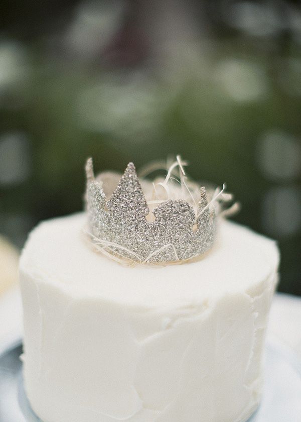 Adorable Wedding Cake Topper with Crown and Tiara ♡にて紹介している画像