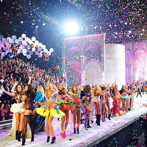 Guests Dressed to the Nines: A Fashion Show at the Wedding ♡ Spring Floral Dresses Bring Joy! ♩にて紹介している画像