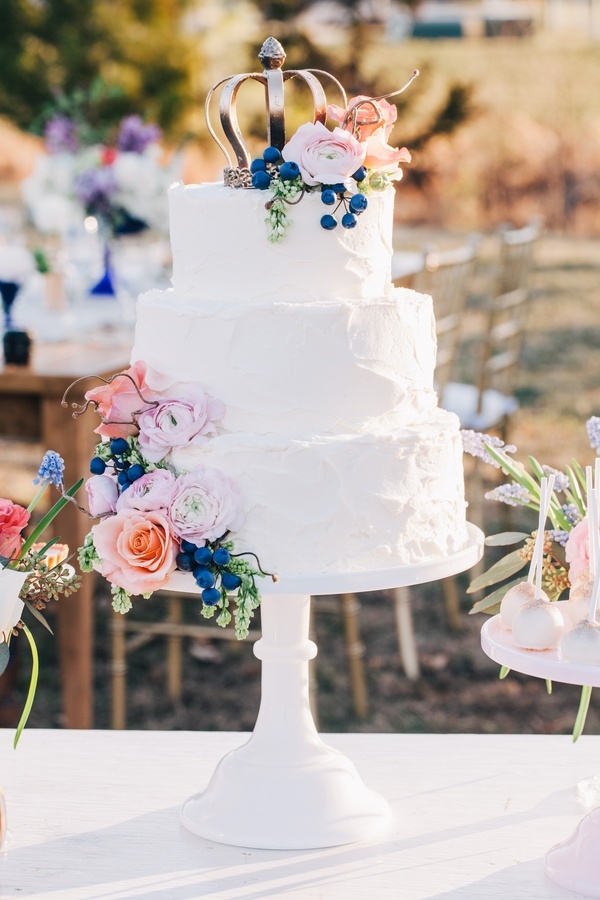Adorable Wedding Cake Topper with Crown and Tiara ♡にて紹介している画像