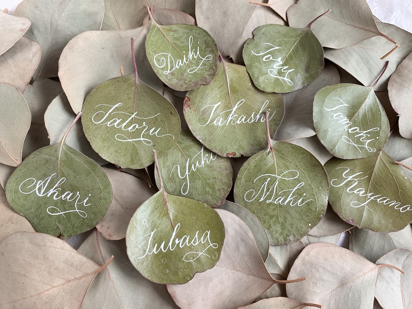 "Too Cute to Handle...! Ideas for Using Artificial Flowers and Leaves as Place Cards*"にて紹介している画像