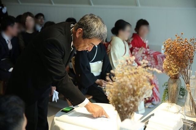 Amazing ♡ The Wonderful Method of Having Each Guest Come to the Altar for a Wedding Tree!にて紹介している画像