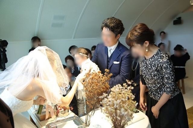 Amazing ♡ The Wonderful Method of Having Each Guest Come to the Altar for a Wedding Tree!にて紹介している画像