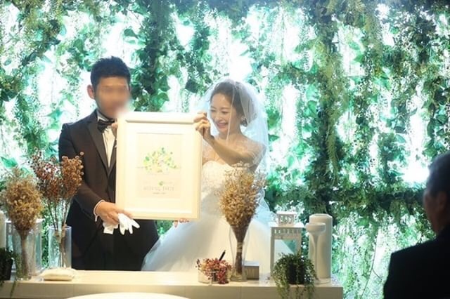 Amazing ♡ The Wonderful Method of Having Each Guest Come to the Altar for a Wedding Tree!にて紹介している画像