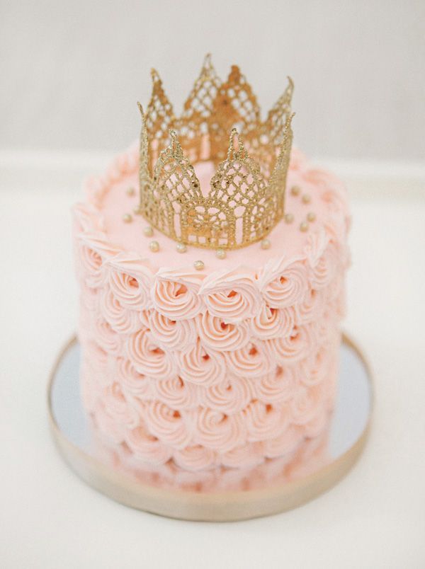 Adorable Wedding Cake Topper with Crown and Tiara ♡にて紹介している画像