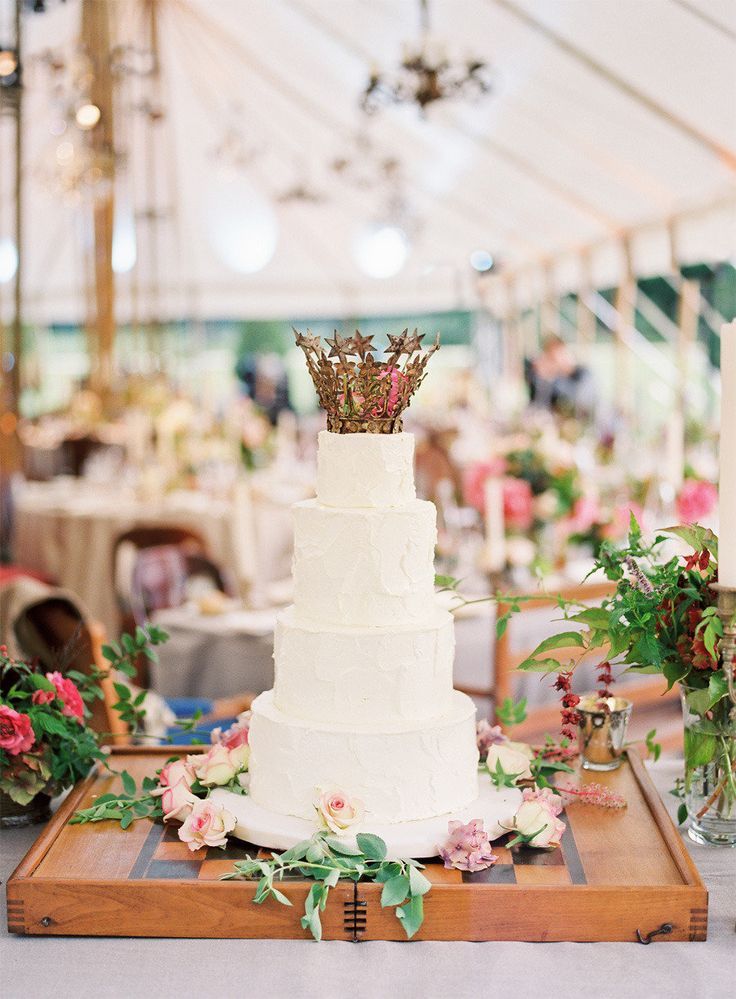 Adorable Wedding Cake Topper with Crown and Tiara ♡にて紹介している画像