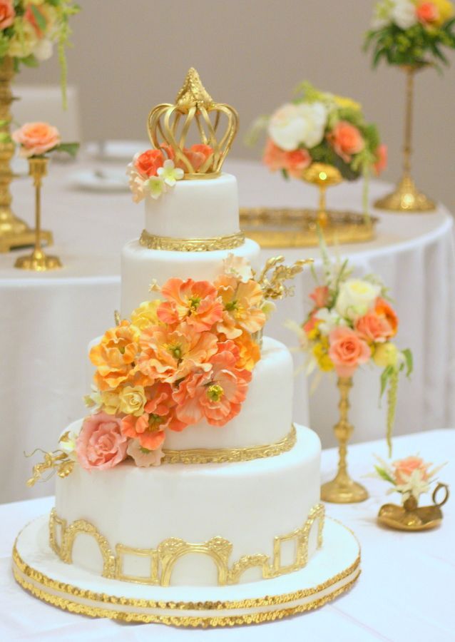 Adorable Wedding Cake Topper with Crown and Tiara ♡にて紹介している画像
