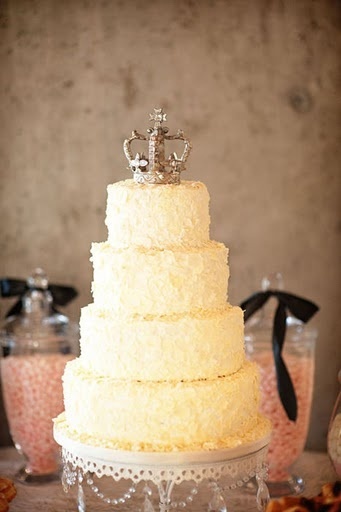 Adorable Wedding Cake Topper with Crown and Tiara ♡にて紹介している画像