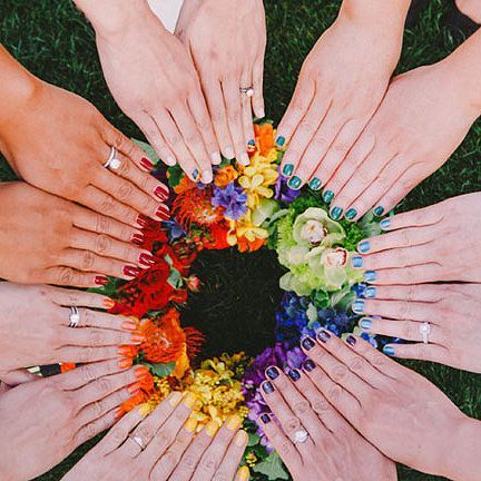 Colorful POP for Maximum Happiness: Spotlight on Bridesmaid and Groomsman Fashion!にて紹介している画像