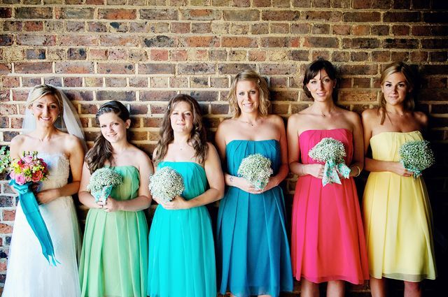 Colorful POP for Maximum Happiness: Spotlight on Bridesmaid and Groomsman Fashion!にて紹介している画像