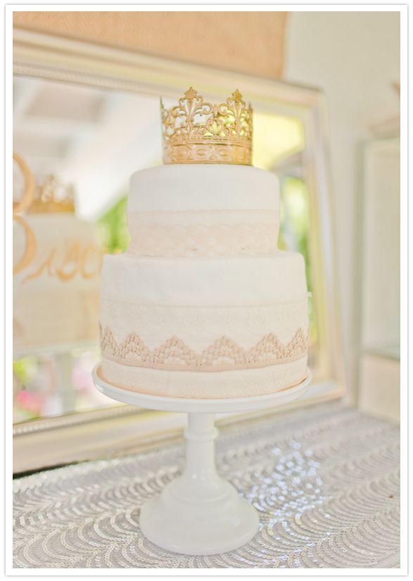 Adorable Wedding Cake Topper with Crown and Tiara ♡にて紹介している画像