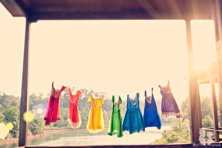 Colorful POP for Maximum Happiness: Spotlight on Bridesmaid and Groomsman Fashion!にて紹介している画像