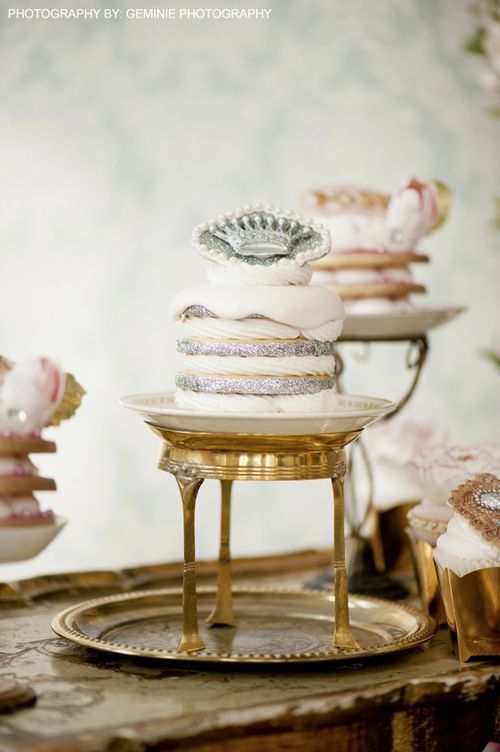 Adorable Wedding Cake Topper with Crown and Tiara ♡にて紹介している画像