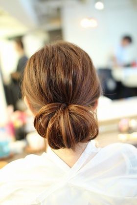 Inspired by Kate Middleton: Dazzling & Classic Princess-Inspired Chignon Hairstyles to Copy! ♩にて紹介している画像