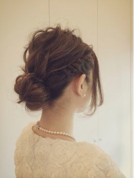 Inspired by Kate Middleton: Dazzling & Classic Princess-Inspired Chignon Hairstyles to Copy! ♩にて紹介している画像