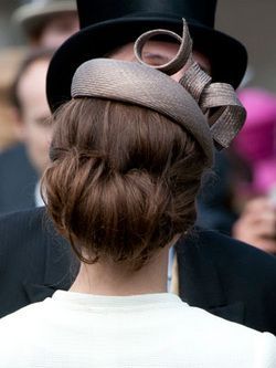 Inspired by Kate Middleton: Dazzling & Classic Princess-Inspired Chignon Hairstyles to Copy! ♩にて紹介している画像