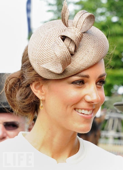 Inspired by Kate Middleton: Dazzling & Classic Princess-Inspired Chignon Hairstyles to Copy! ♩にて紹介している画像