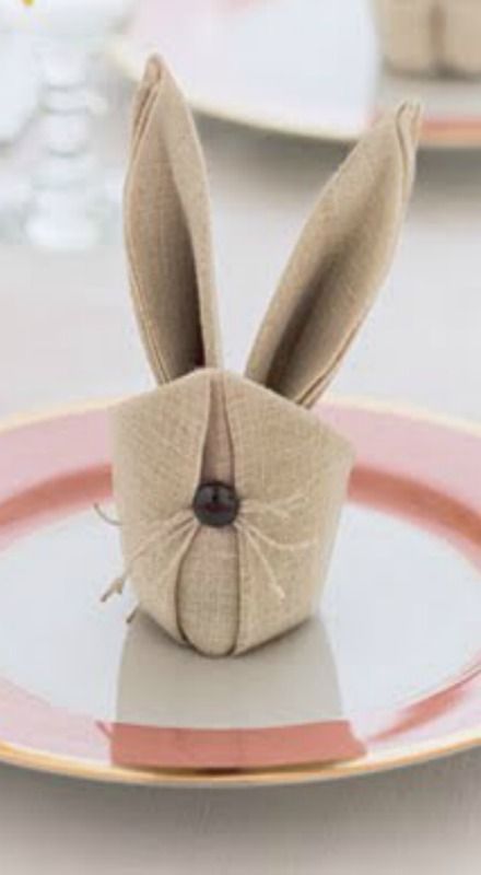 "Elevate Your Guest Table: A Collection of Delightful Decorative Napkin Folding Techniques!"にて紹介している画像