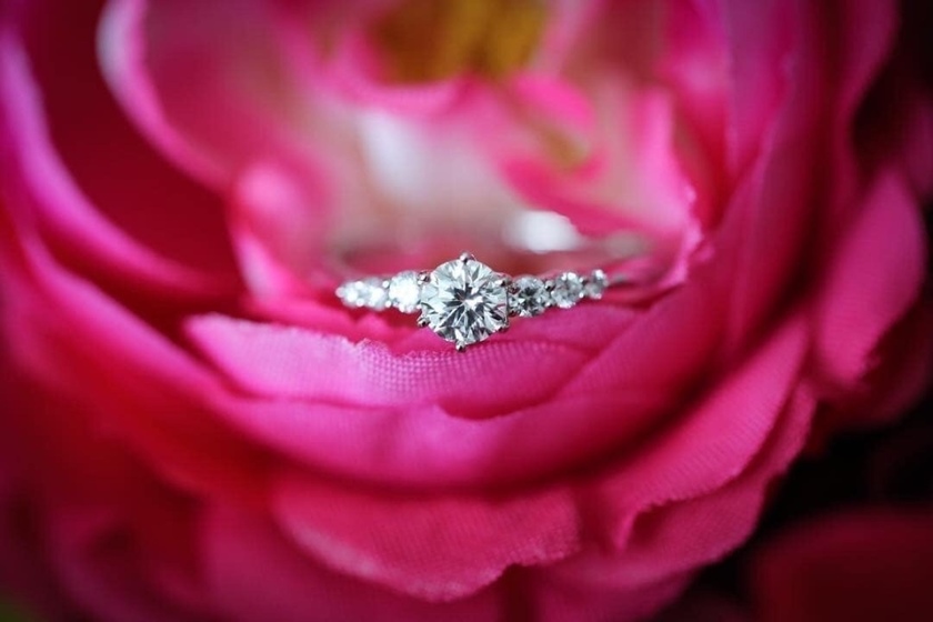 "Romantic Engravings for Engagement Rings: Ideas and Examples to Include 'Marry Me' ♡"にて紹介している画像