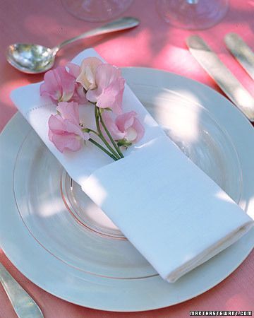 "Elevate Your Guest Table: A Collection of Delightful Decorative Napkin Folding Techniques!"にて紹介している画像