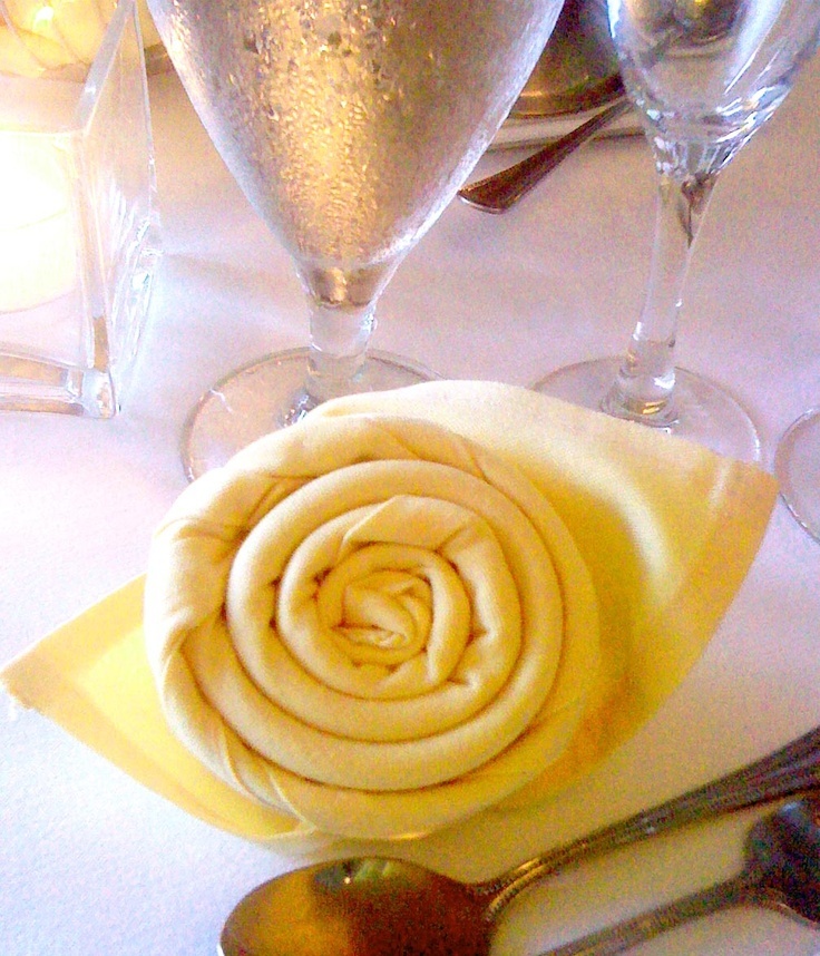 "Elevate Your Guest Table: A Collection of Delightful Decorative Napkin Folding Techniques!"にて紹介している画像