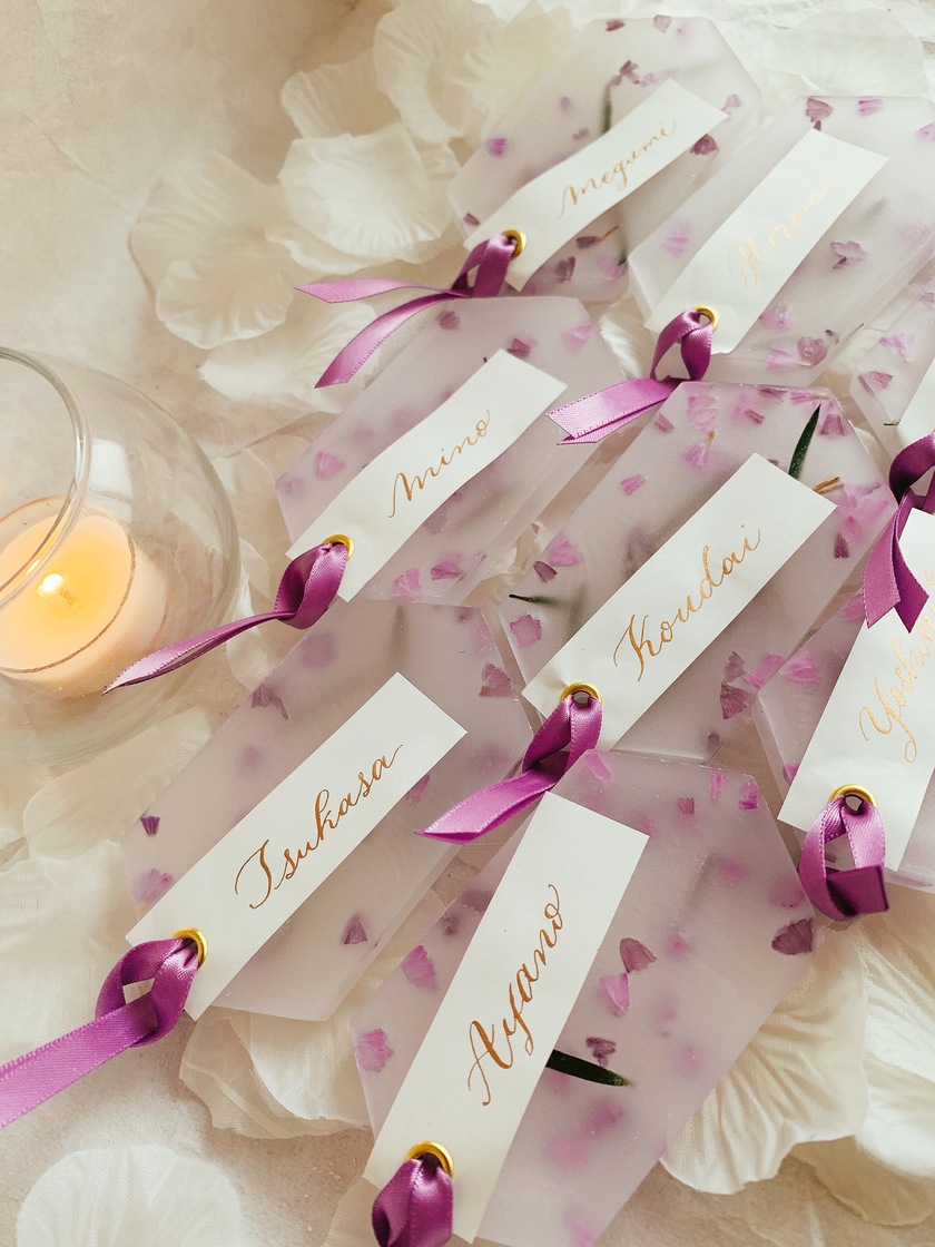 The Charm and Precautions of the Surprise Element: "Hiding Messages Under Plates" for Place Card Messages♡にて紹介している画像