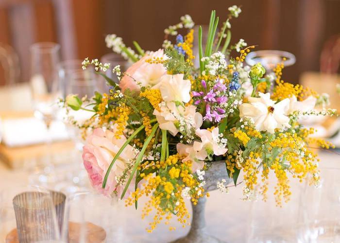 自慢のフラワーコーディネート見せて♡先輩花嫁さんの〔おしゃれ卓上装