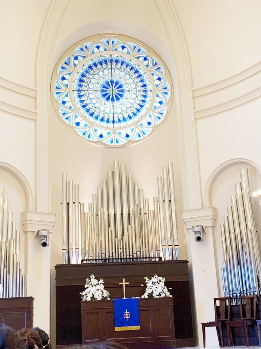 "Neat Over Casual: The Beauty of a 'Tight 7:3 Part' for Wedding Ceremony Hairstyles"にて紹介している画像