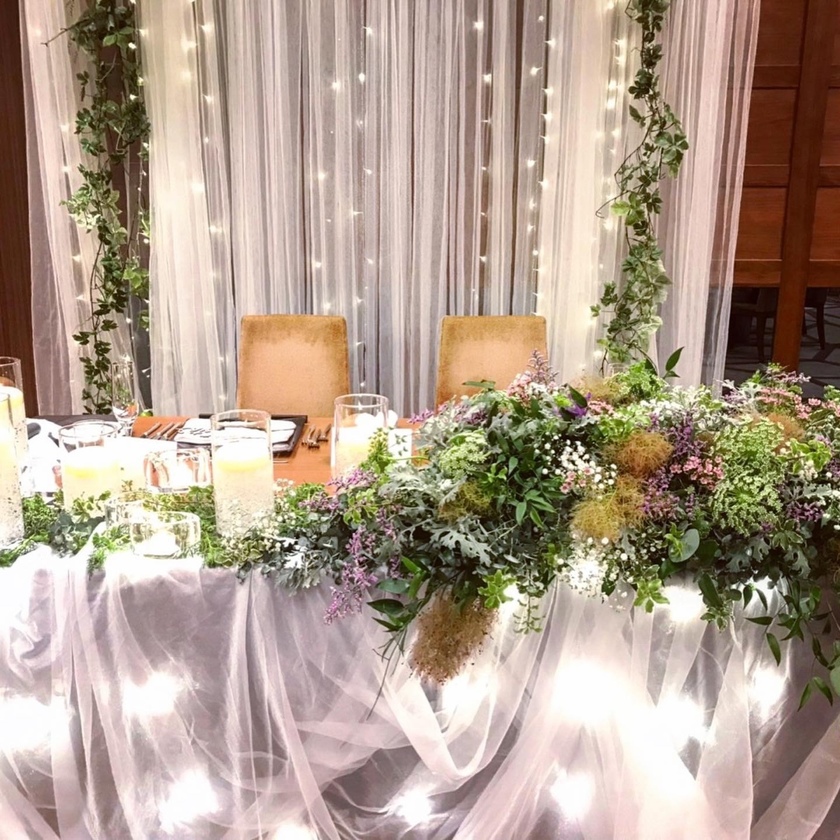 "Cute Decorations for the Main Table: A Collection of Inspirations from Around the World for Your Wedding"にて紹介している画像