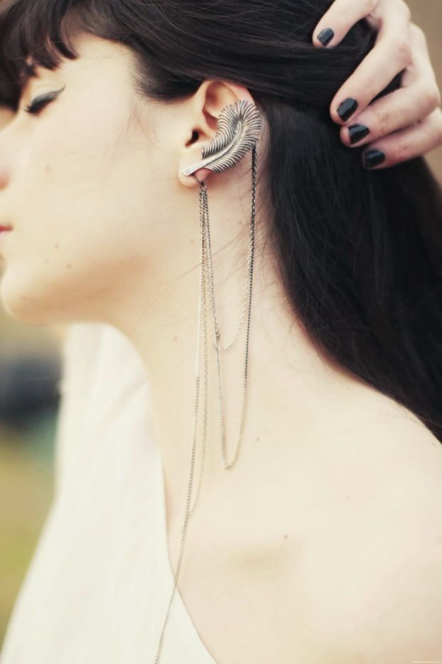 "More Glamorous Than Earrings or Piercings? The Trending Accessory 'Ear Cuffs' Shine Bright!"にて紹介している画像