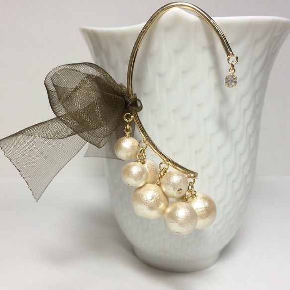 "More Glamorous Than Earrings or Piercings? The Trending Accessory 'Ear Cuffs' Shine Bright!"にて紹介している画像