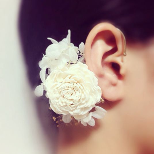"More Glamorous Than Earrings or Piercings? The Trending Accessory 'Ear Cuffs' Shine Bright!"にて紹介している画像