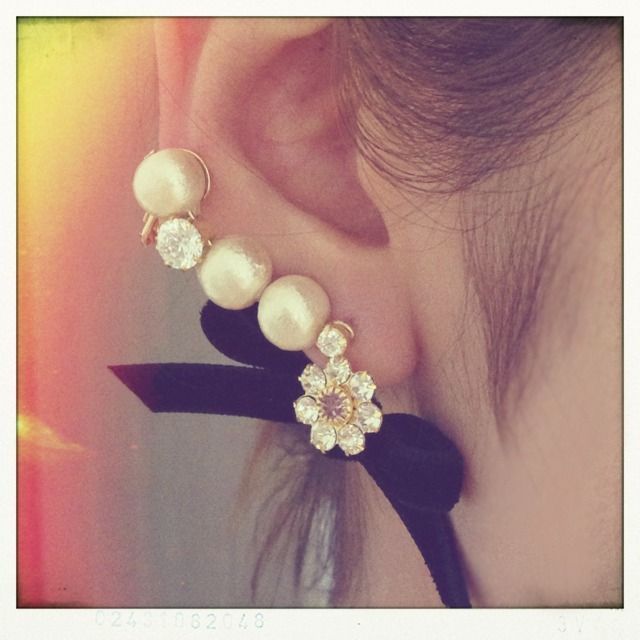 "More Glamorous Than Earrings or Piercings? The Trending Accessory 'Ear Cuffs' Shine Bright!"にて紹介している画像