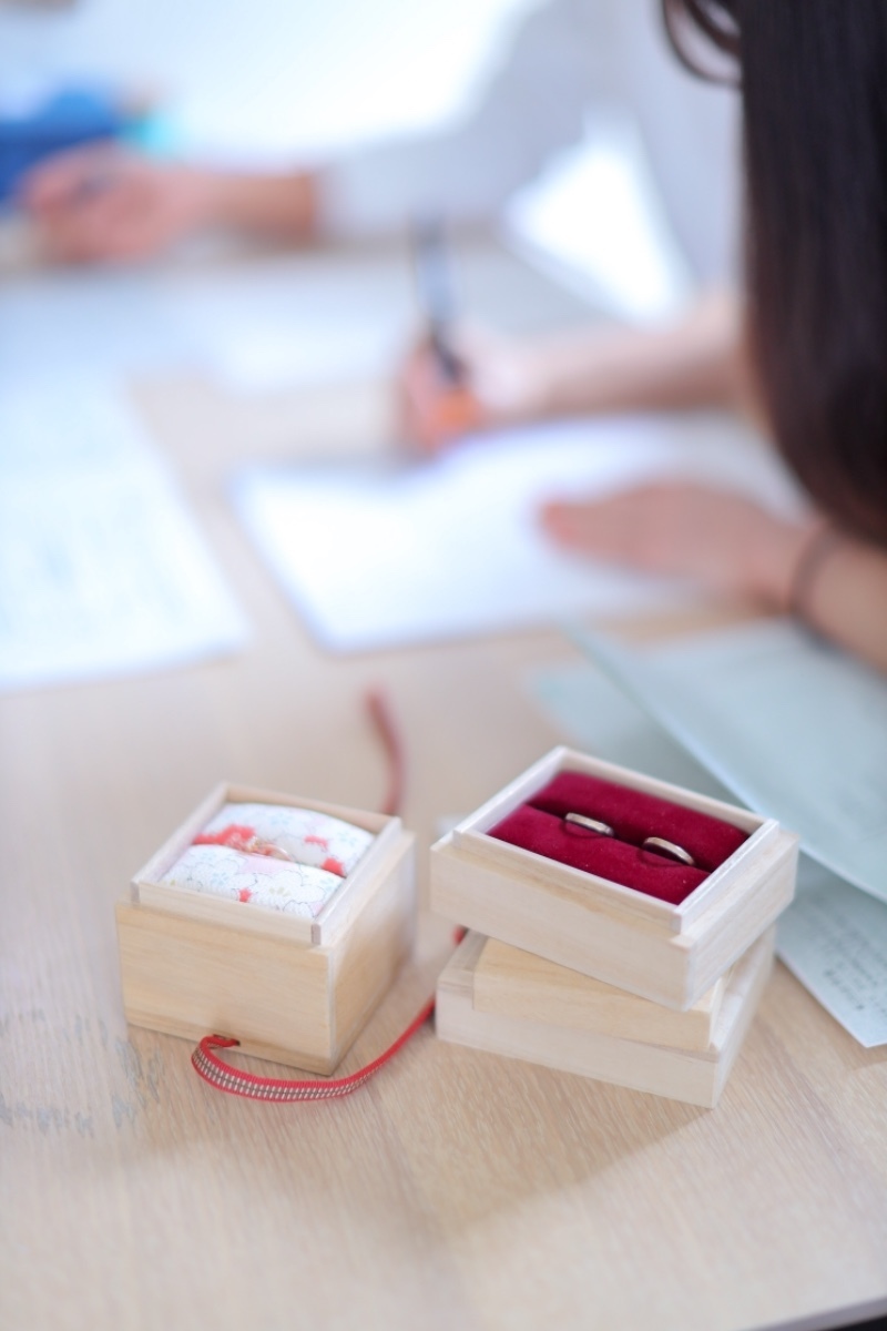 "Since It's a Special Day, Let's Hire a Personal Photographer! Capturing 'Marriage Registration Photos' on the Day of Submitting the Marriage Certificate is Wonderful!"にて紹介している画像