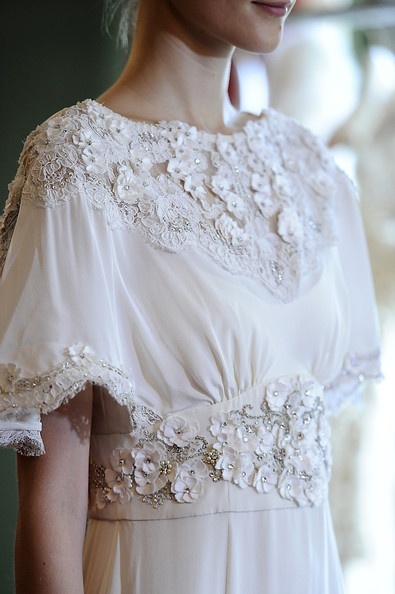 Celebrities' Favorite: The Stunning Retro-Cute Dresses of 'Tempari London' ✨にて紹介している画像