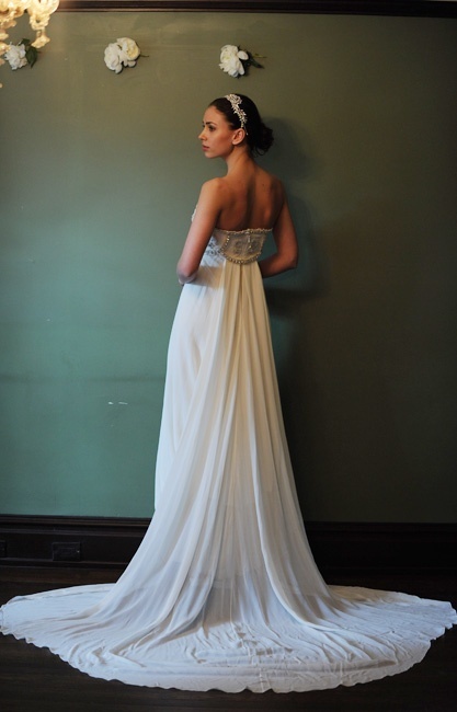 Celebrities' Favorite: The Stunning Retro-Cute Dresses of 'Tempari London' ✨にて紹介している画像