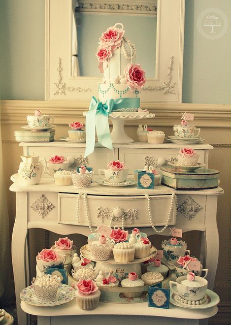 Stylish Furniture Display: Adorable Wedding DIY Ideas Using Dressers ♡にて紹介している画像