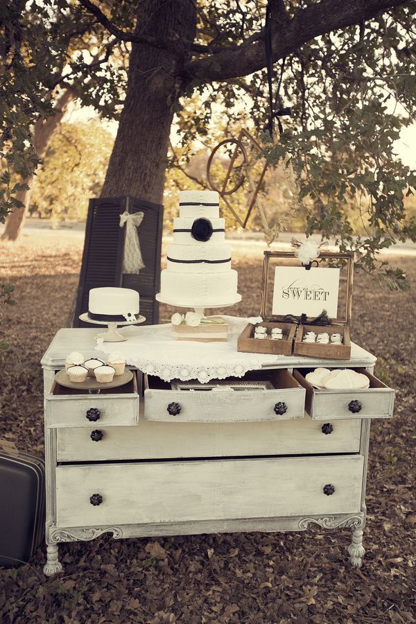 Stylish Furniture Display: Adorable Wedding DIY Ideas Using Dressers ♡にて紹介している画像