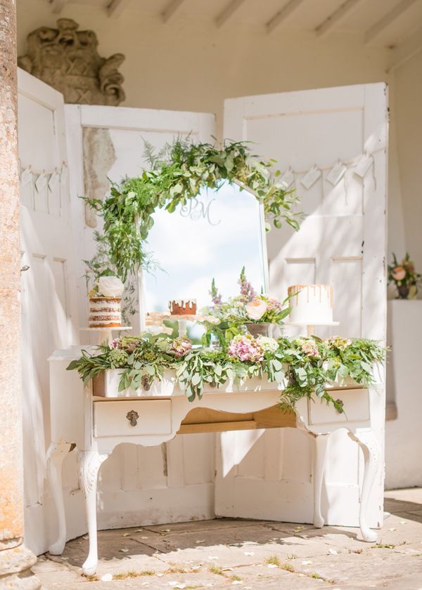 Stylish Furniture Display: Adorable Wedding DIY Ideas Using Dressers ♡にて紹介している画像