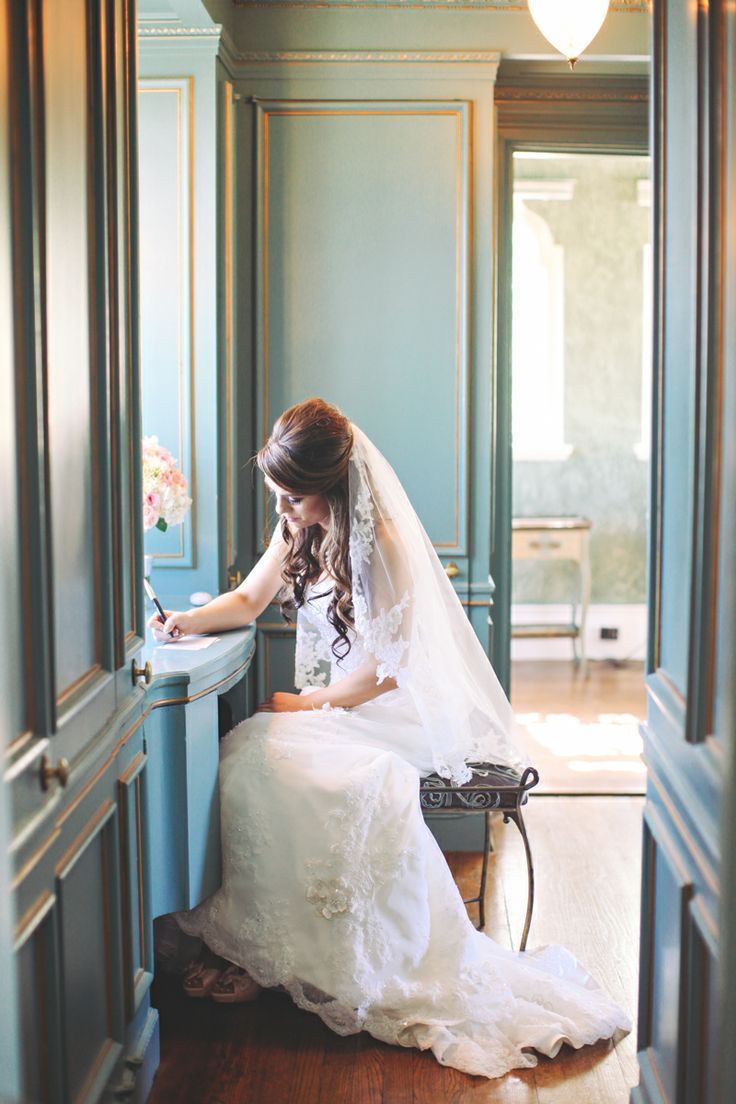 Stylish Furniture Display: Adorable Wedding DIY Ideas Using Dressers ♡にて紹介している画像