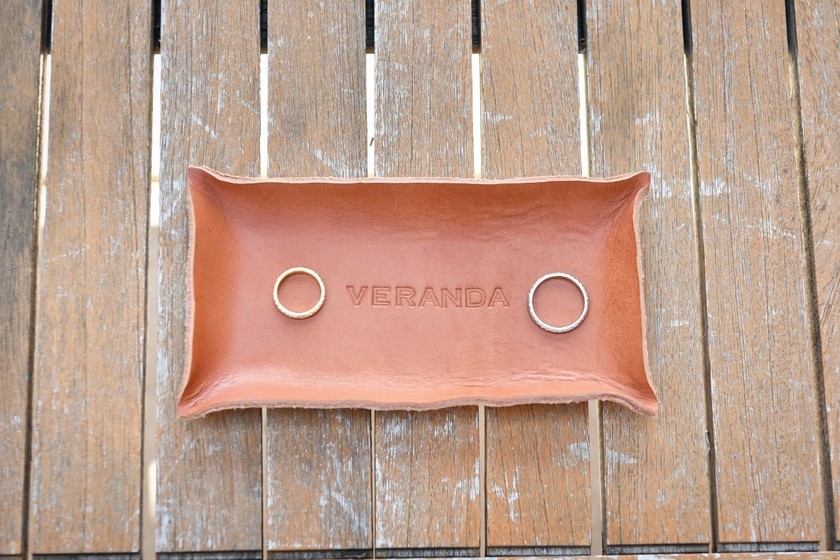 "Reflecting on Weddings of 2019: 14 Stylish Ring Pillows Used by Real Brides"にて紹介している画像