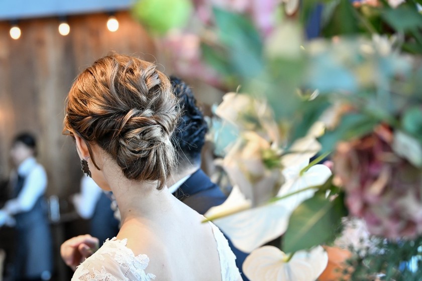 "Easy Styler: The Savior for Clumsy Self-Hairdressers for Bridal and Party Hairstyles!"にて紹介している画像