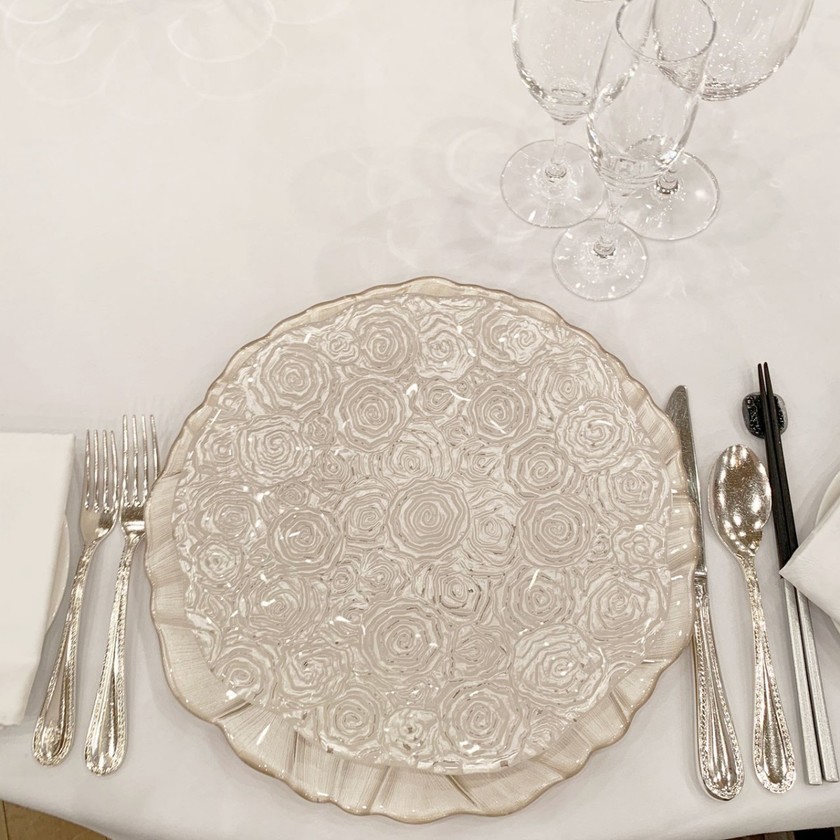 "Which Side to Sit: Surprising Table Manners Knowledge for Guests"にて紹介している画像