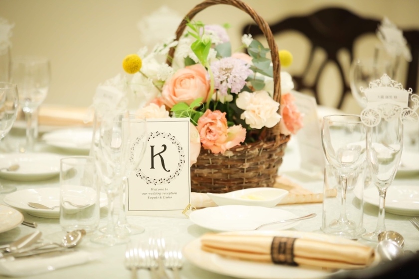 Real Bride Examples: Check Out 20 Photos of Actual Wedding Guest Table Decorations!にて紹介している画像