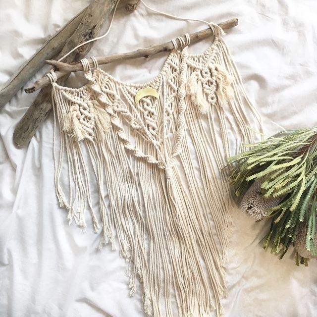 "Chic and Trendy: This Summer's Must-Have 'Macrame Bottle' for Your Flower Arrangement!"にて紹介している画像