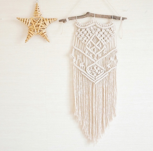 "Chic and Trendy: This Summer's Must-Have 'Macrame Bottle' for Your Flower Arrangement!"にて紹介している画像